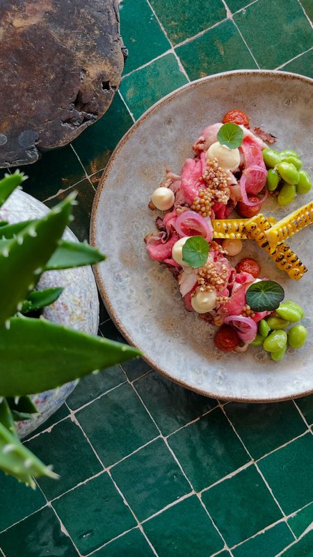 PASTRAMI Chutney van zongedroogde tomaat, aioli & gebrande maïs