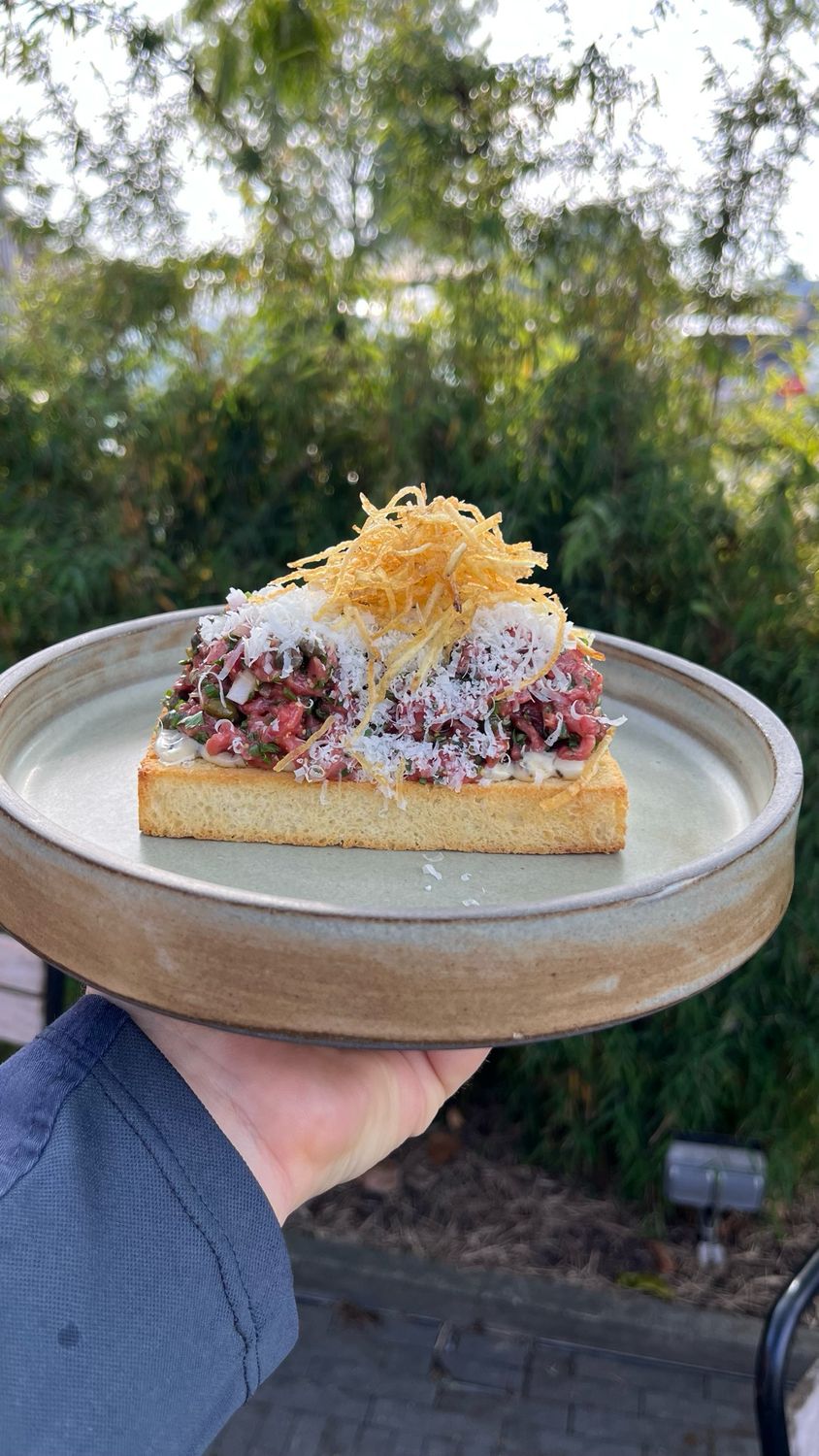 HASPENGOUW BEEF TARTAAR Brioche, aardappelhooi, bieslook & parmezaan