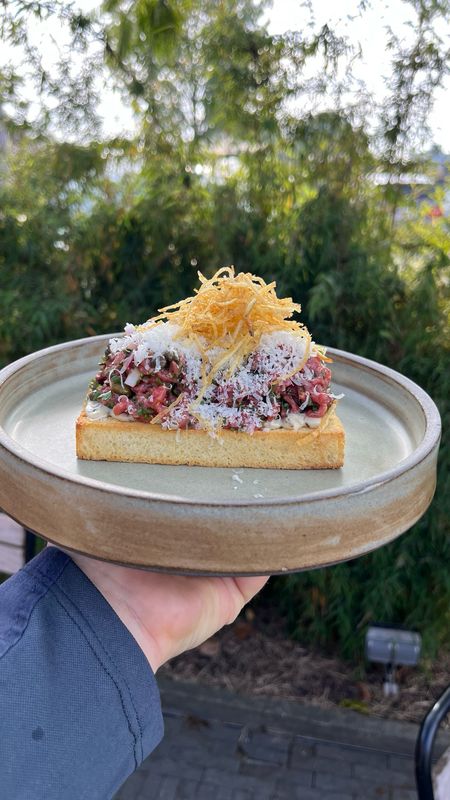 HASPENGOUW BEEF TARTAAR Brioche, aardappelhooi, bieslook & parmezaan HASPENGOUW BEEF TARTAAR Brioche, aardappelhooi, bieslook & parmezaan