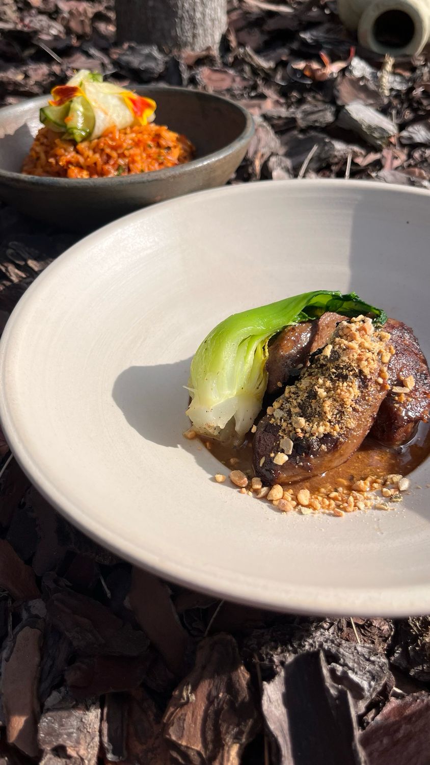 VARKENSWANG OOSTERSE WIJZE Boemboe, crispy rice, paksoi & zure room