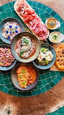 Noen Sharing Dinners