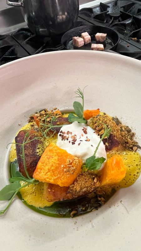 POMPOEN GNOCCHI Hokkaido pompoen, burrata & bisque van wortel POMPOEN GNOCCHI Hokkaido pompoen, burrata & bisque van wortel