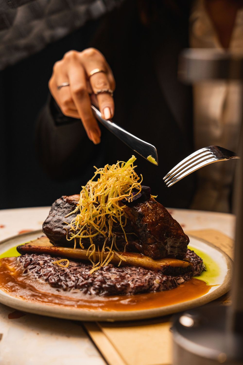 Shortrib, gekonfijte wortel, atjar & pinda