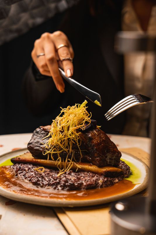 Shortrib, gekonfijte wortel, atjar & pinda