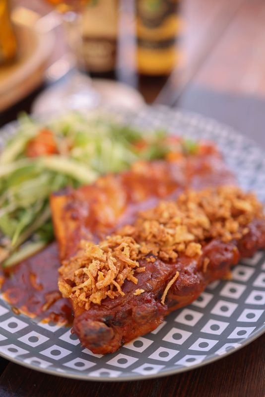 RIBBETJES Salade van spitskool, pinda & granaatappel