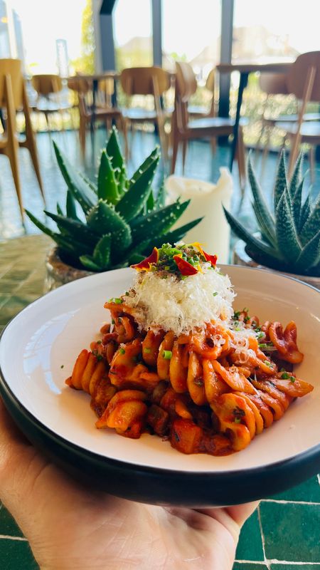 PASTA ALLA NORMA aubergine, tomatensaus & parmezaan