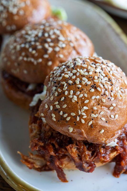 Bao bun met pulled pork, koolsla & pinda