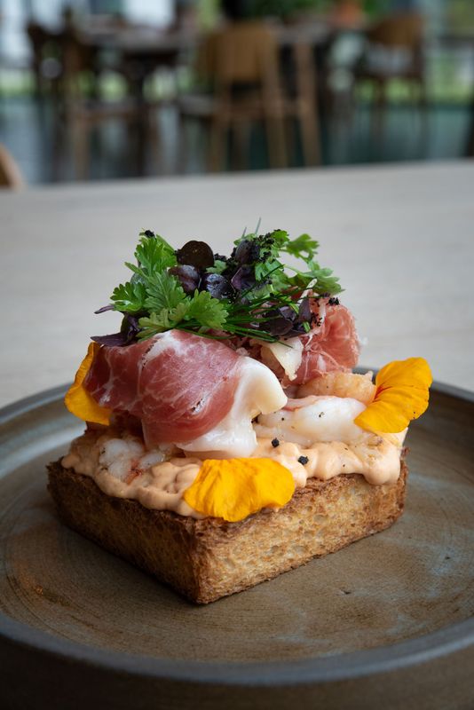 Toast Noen met ibericoham, gamba, sambalmayo & kruidensalade