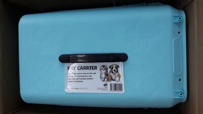 ((1)) PLASTIC TRAVEL PET CARRIER (STANDARD SMALL); SIZE: 50cm X34cm X32cm [20 inches x 13.6 inches x 12.8 inches]; Colour: Blue &amp; Black