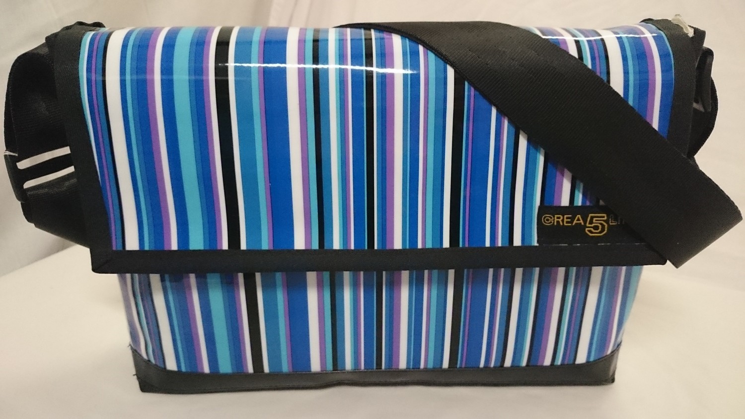 Handtasche mit 1/2 Deckel  / blaue Streifen ab