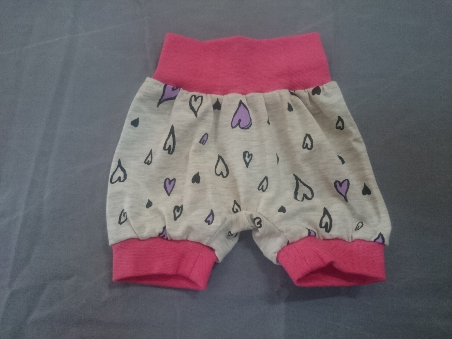 Ballon-Shorts Herze lila auf grau ab