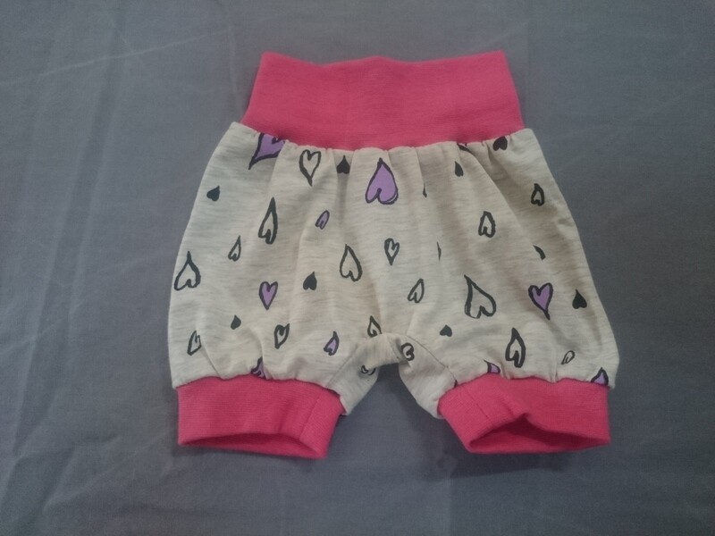 Ballon-Shorts Herze lila auf grau ab