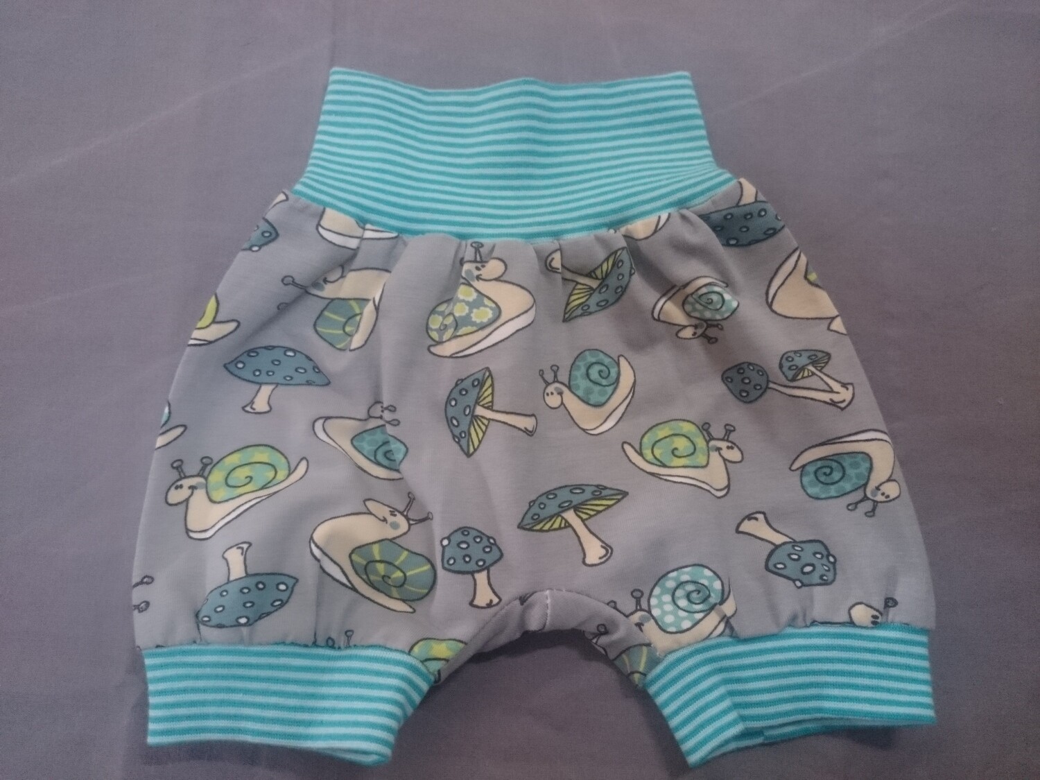 Ballon-Shorts Schnecken und Pilzen ab