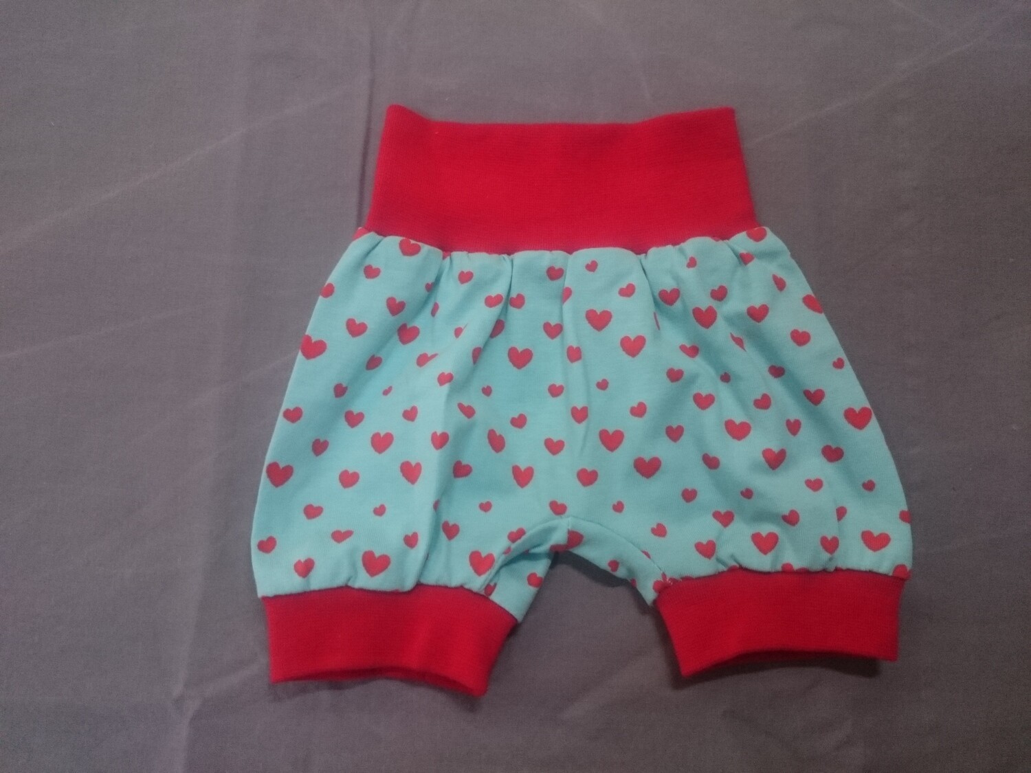 Ballon-Shorts Herze rot auf mint-blau ab