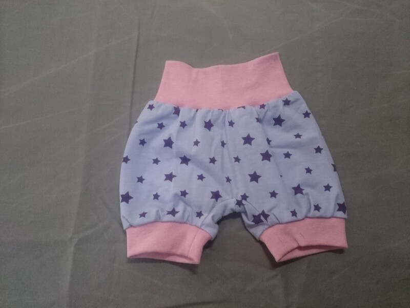 Ballon-Shorts Sterne violett auf lila ab
