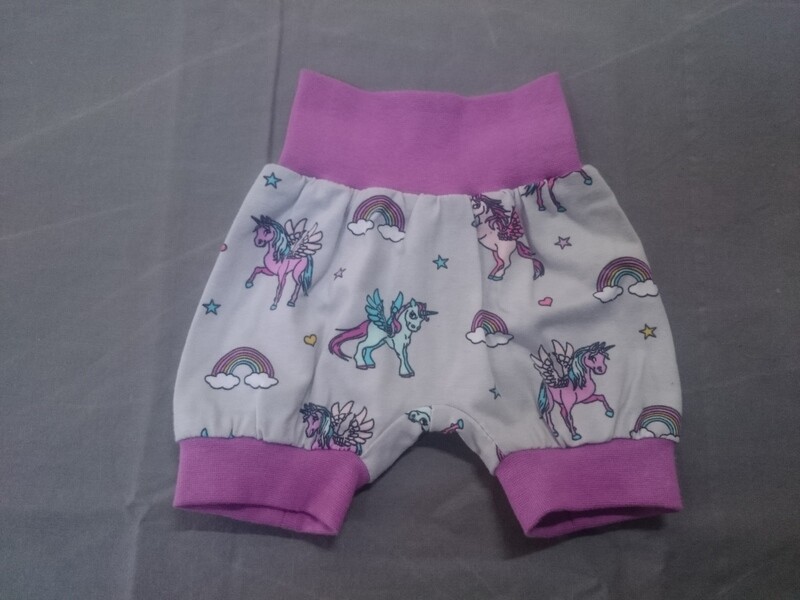 Ballon-Shorts Einhorn auf helllila ab
