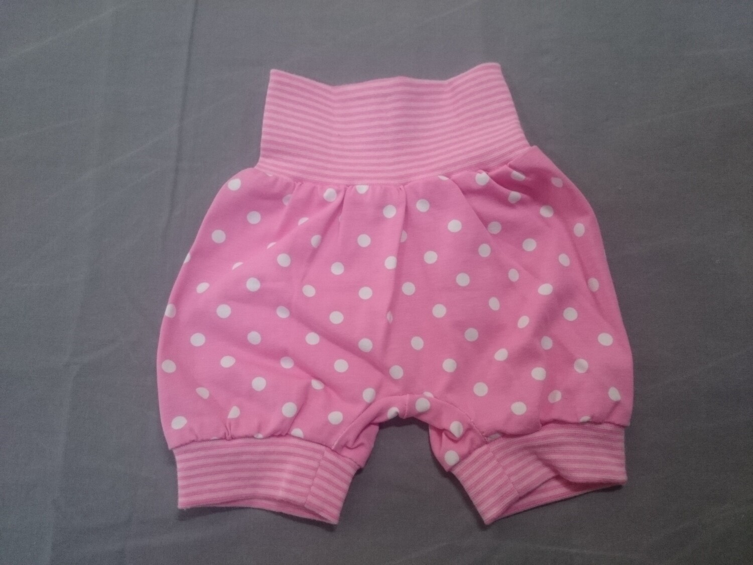 Ballon-Shorts Punkte weiss auf rosa ab