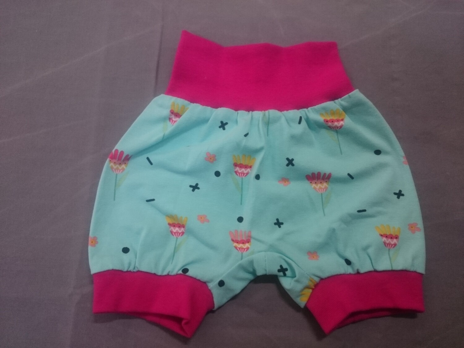 Ballon-Shorts bunte Blumen auf mint