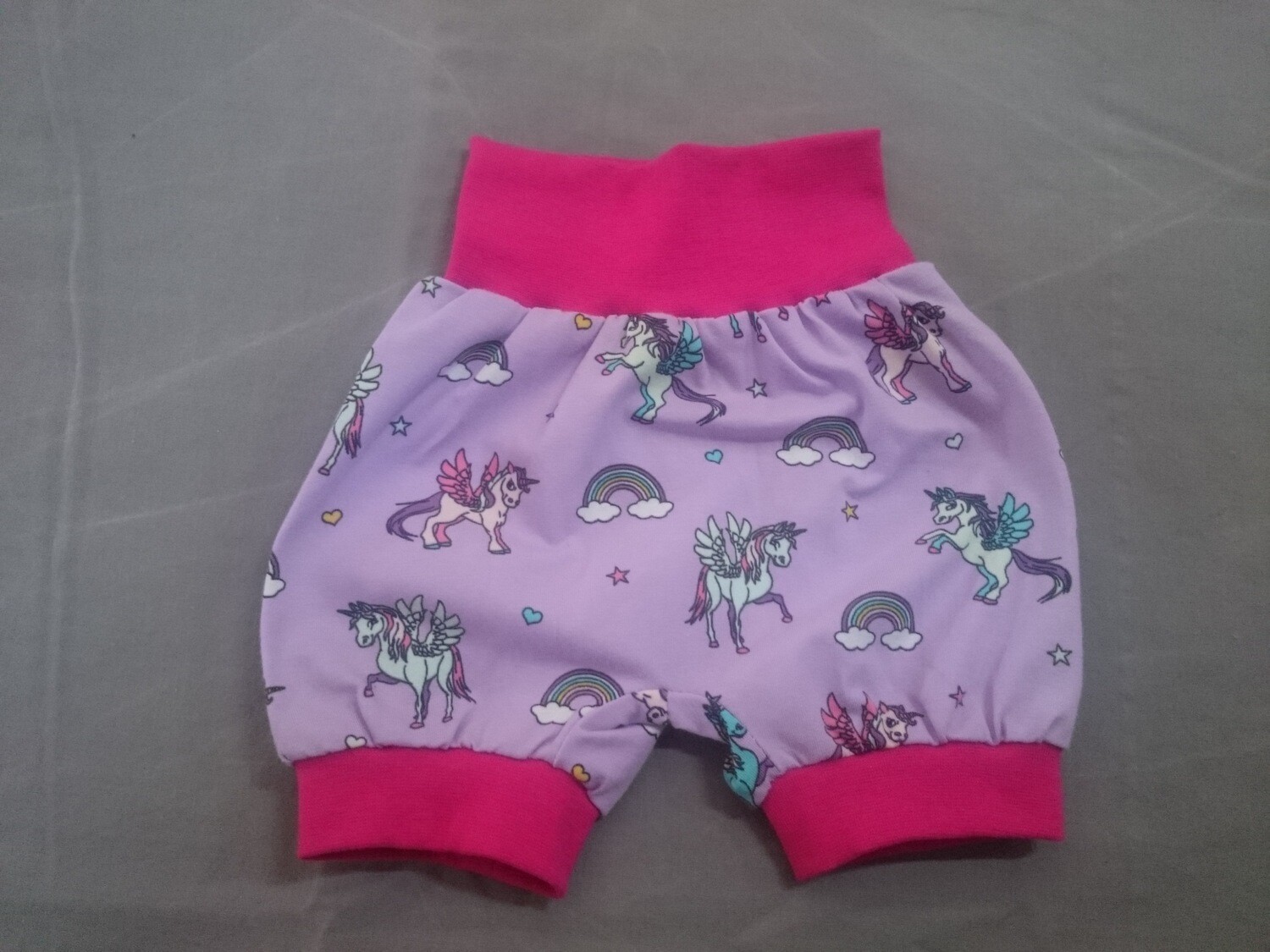 Ballon-Shorts Einhorn auf lila