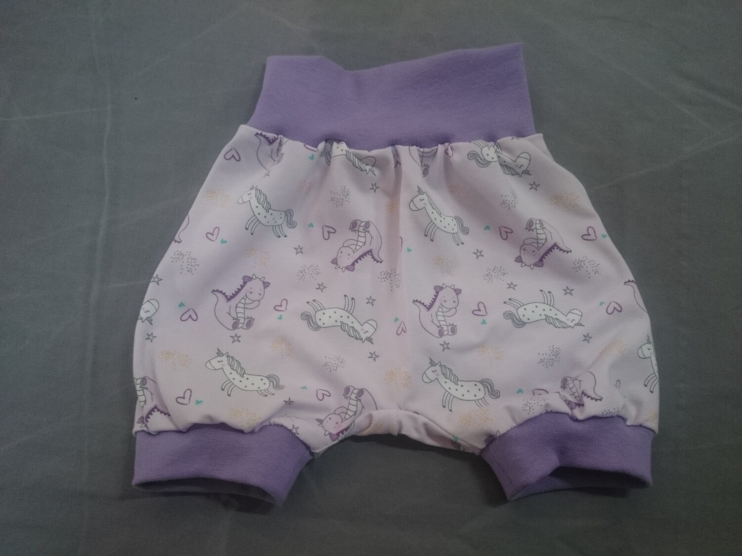 Ballon-Shorts Dino / Pferd auf lila