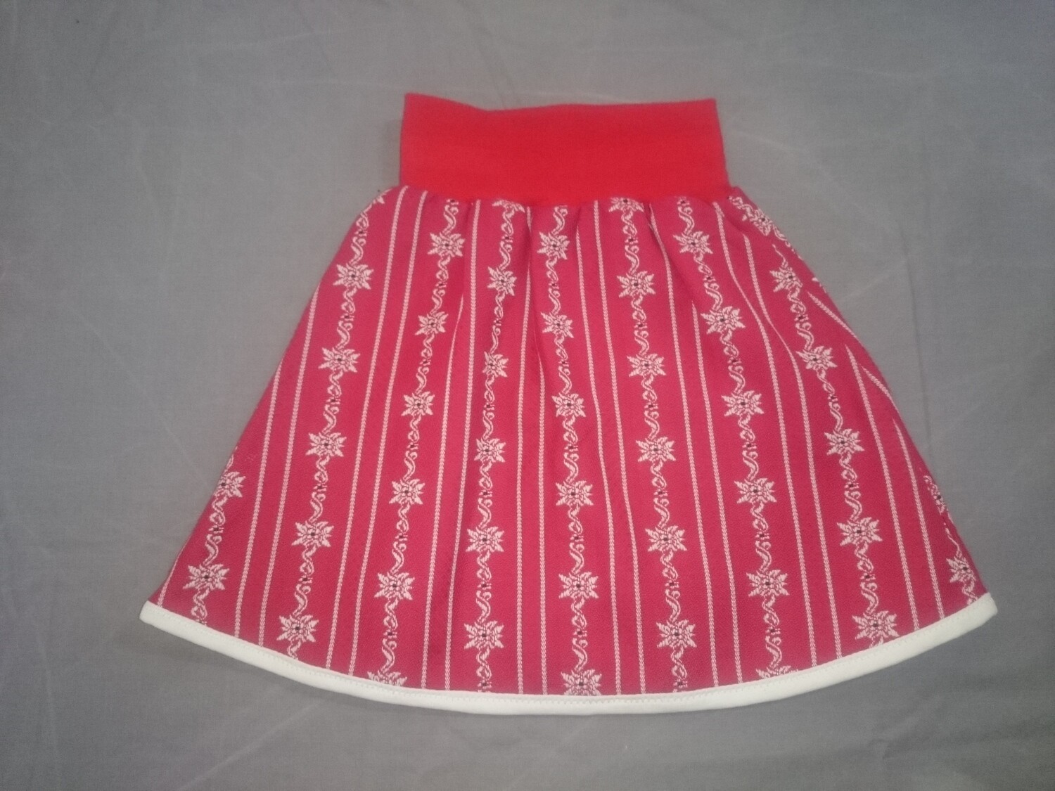 Rock aus original Edelweiss-Barchentstoff rot ab