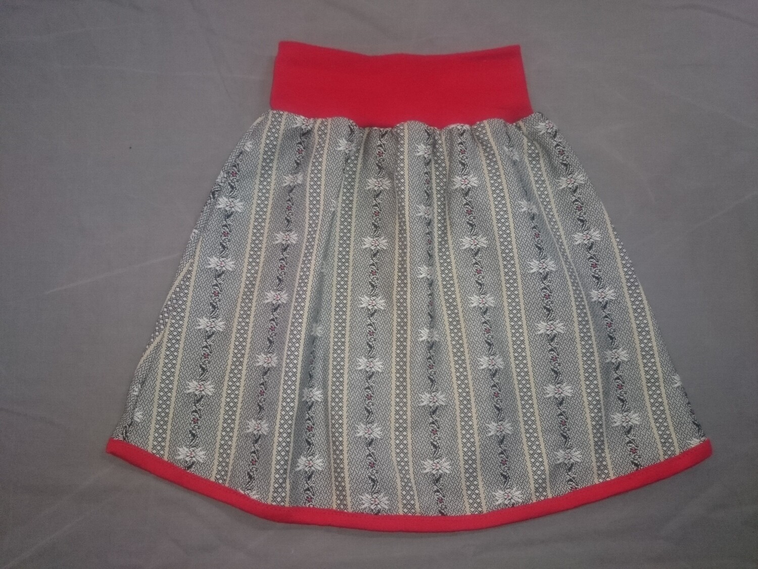 Rock aus original Edelweiss-Barchentstoff grau ab