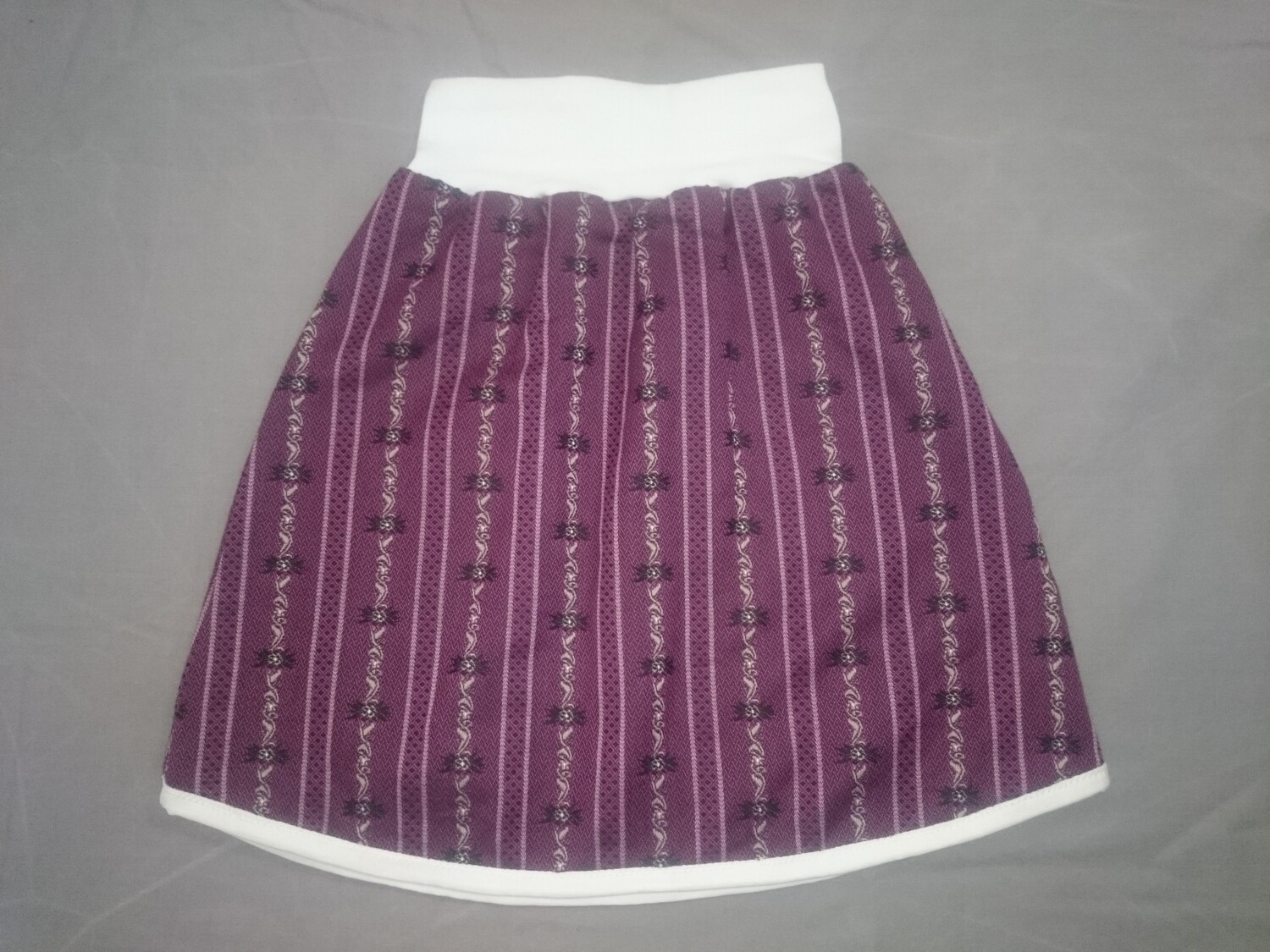 Rock aus original Edelweiss-Barchentstoff violett ab