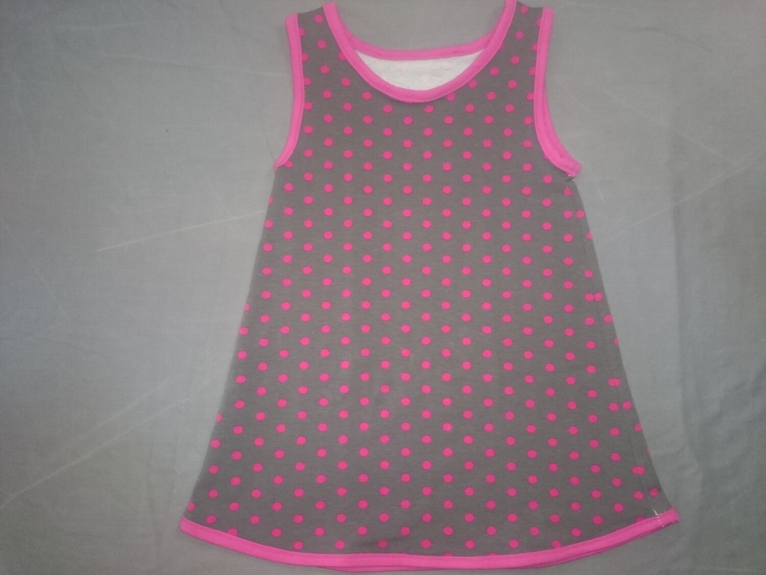 Trägerkleid Punkte pink auf grau