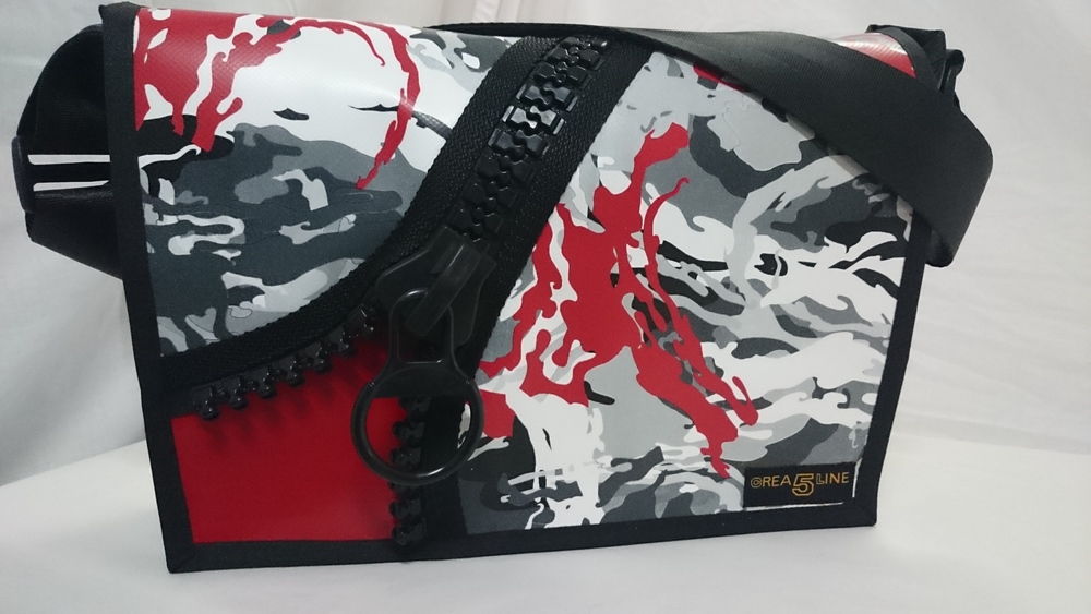 Handtasche mit Dekor - Reissverschluss Camo rot/weiss/grau/schwarz ab