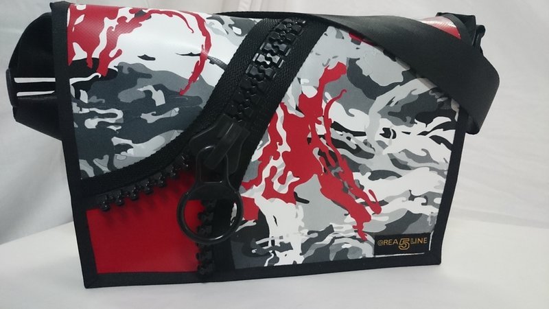 Handtasche mit Dekor - Reissverschluss Camo rot/weiss/grau/schwarz ab