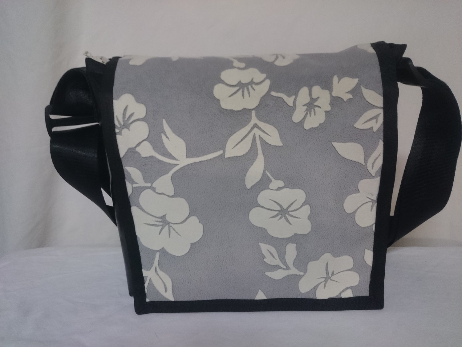 Handtasche klein / Blumen in silber, rot, braun oder schwarz ab