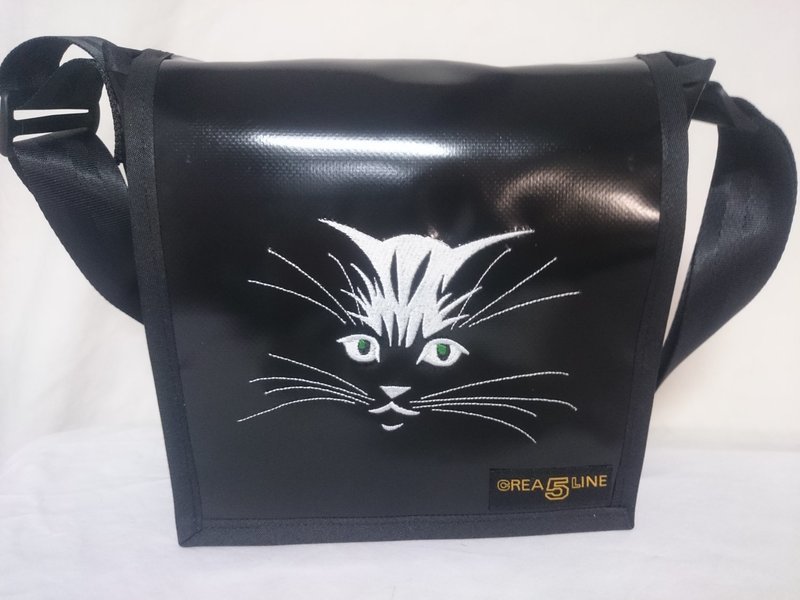 Handtasche klein mit gesticktem Katzengesicht ab