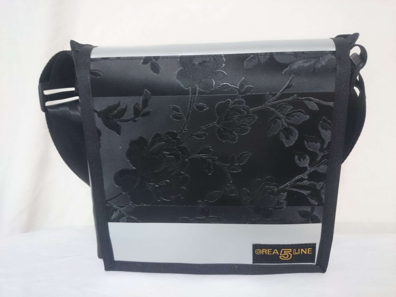 Handtasche klein / Rosenmuster vertikal auf Blache ab