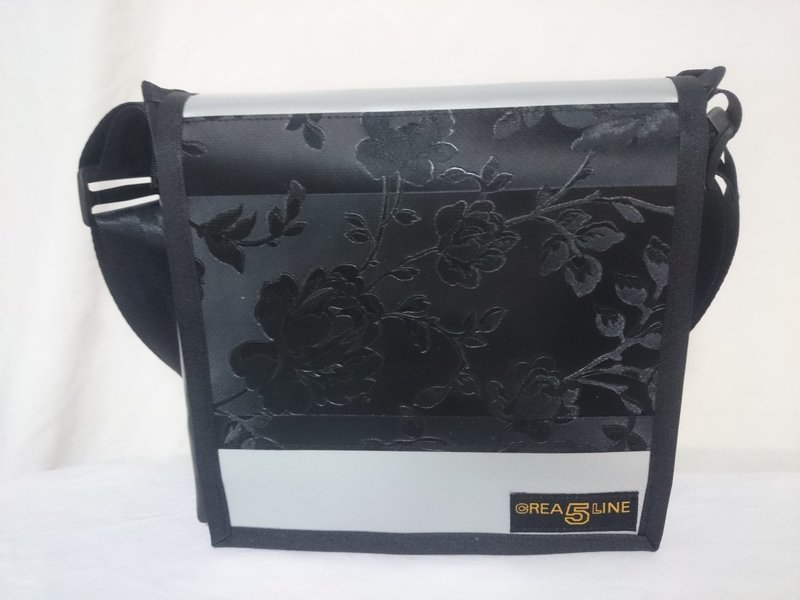 Handtasche klein / Rosenmuster vertikal auf Blache ab