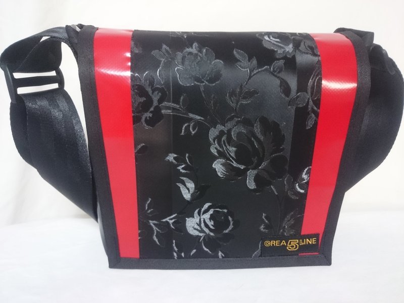 Handtasche klein / Rosenmuster senkrecht auf Blache ab