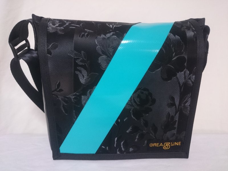 Handtasche klein / Rosenmuster diagonal auf Blache ab