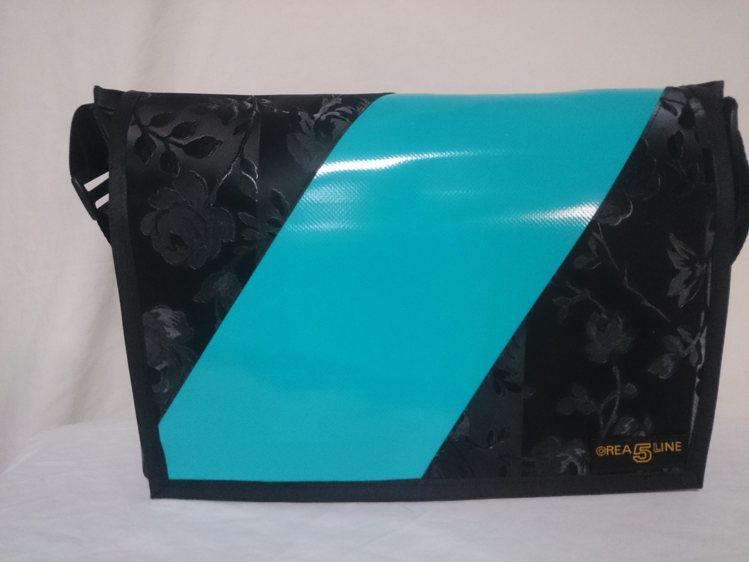 Handtasche gross / Rosenmuster diagonal auf Blache ab