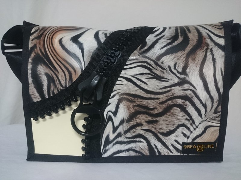 Handtasche mit Dekor - Reissverschluss crazy Tiger ab