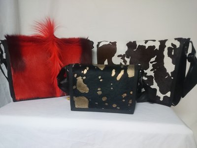 Taschen aus Blache und Fell
