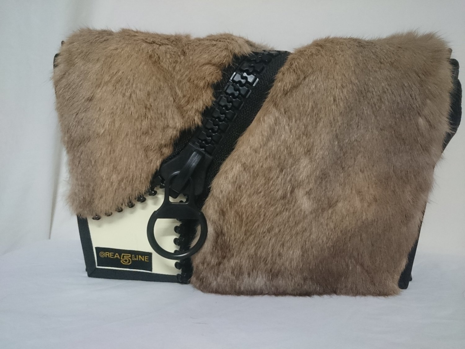 Handtasche gross  mit Hasenfell naturfarbig 1 und Dekor - Reissverschluss, Einsatz in beige