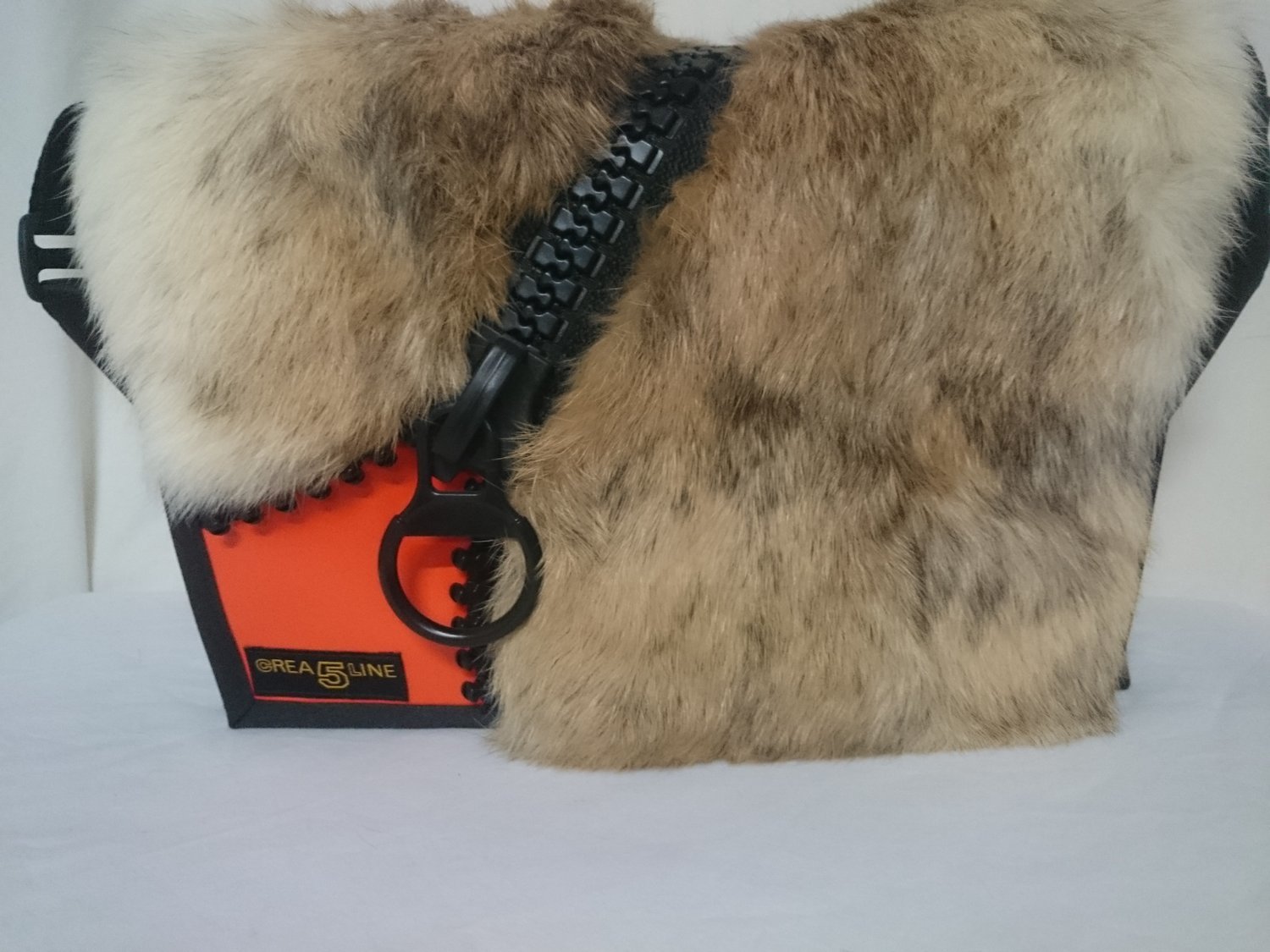 Handtasche gross mit Hasenfell naturfarbig 2 und Dekor - Reissverschluss, Einsatz in orange