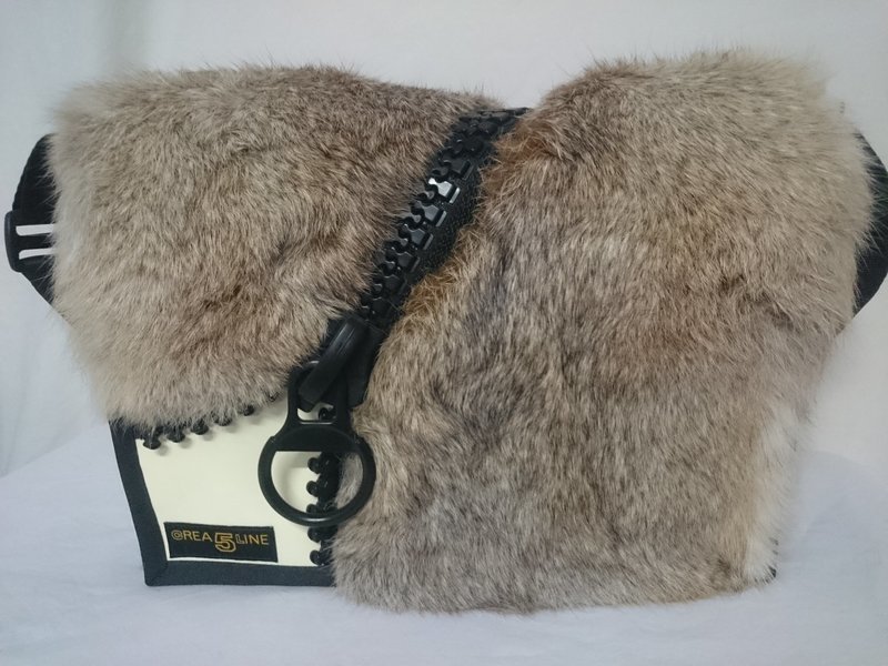 Handtasche gross mit Hasenfell "Snow" und Dekor - Reissverschluss, Einsatz in beige
