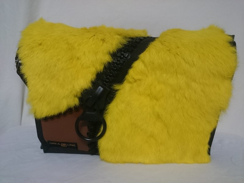 Handtasche gross mit Hasenfell in gelb und Dekor - Reissverschluss, Einsatz in braun