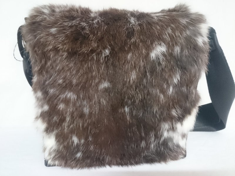 Handtasche klein mit Hasenfell schwarz/weiss
