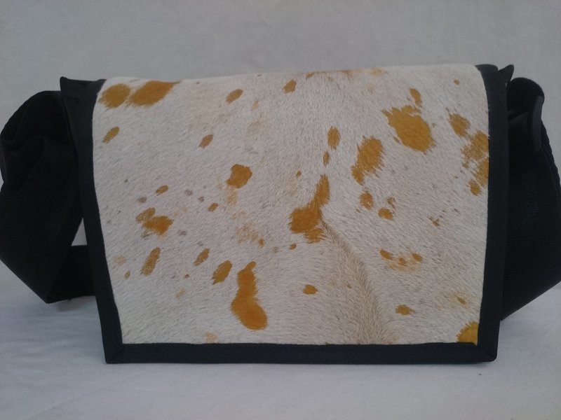 Handtasche mini / Stierfell weiss mit Muster in gelb ab