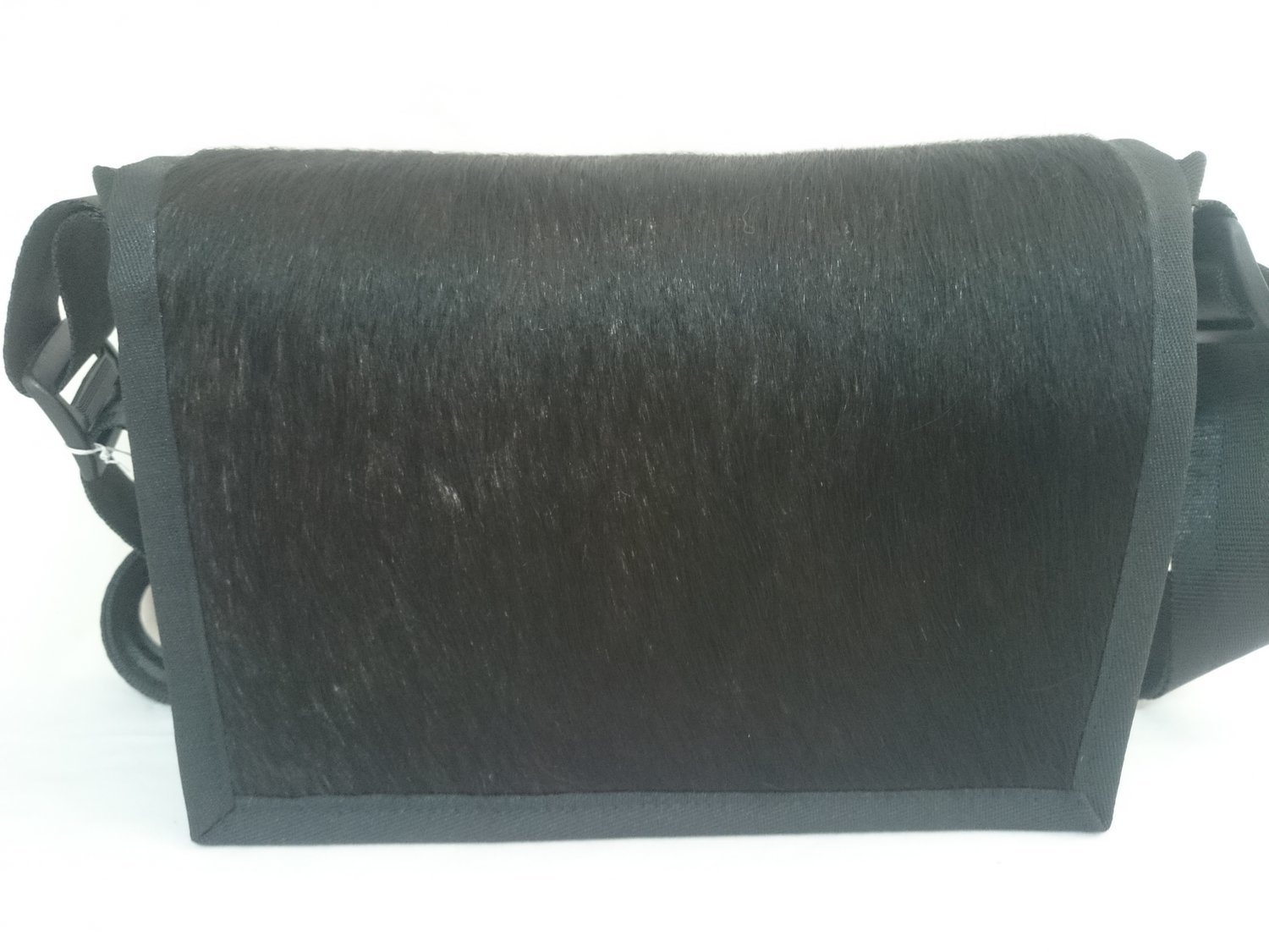Handtasche mini / Stierfell schwarz ab