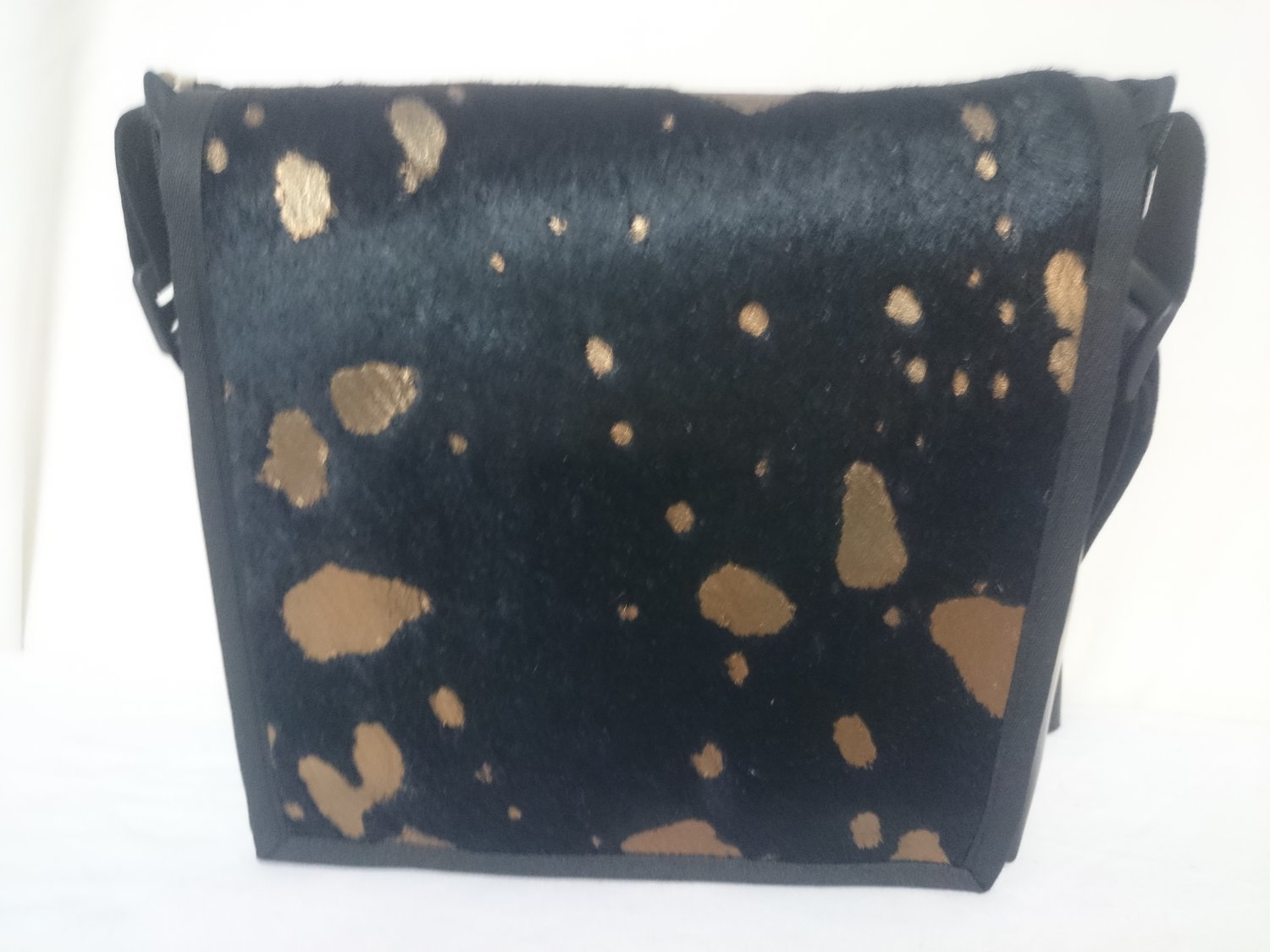 Handtasche klein / Stierfell schwarz mit Muster in kupfer ab