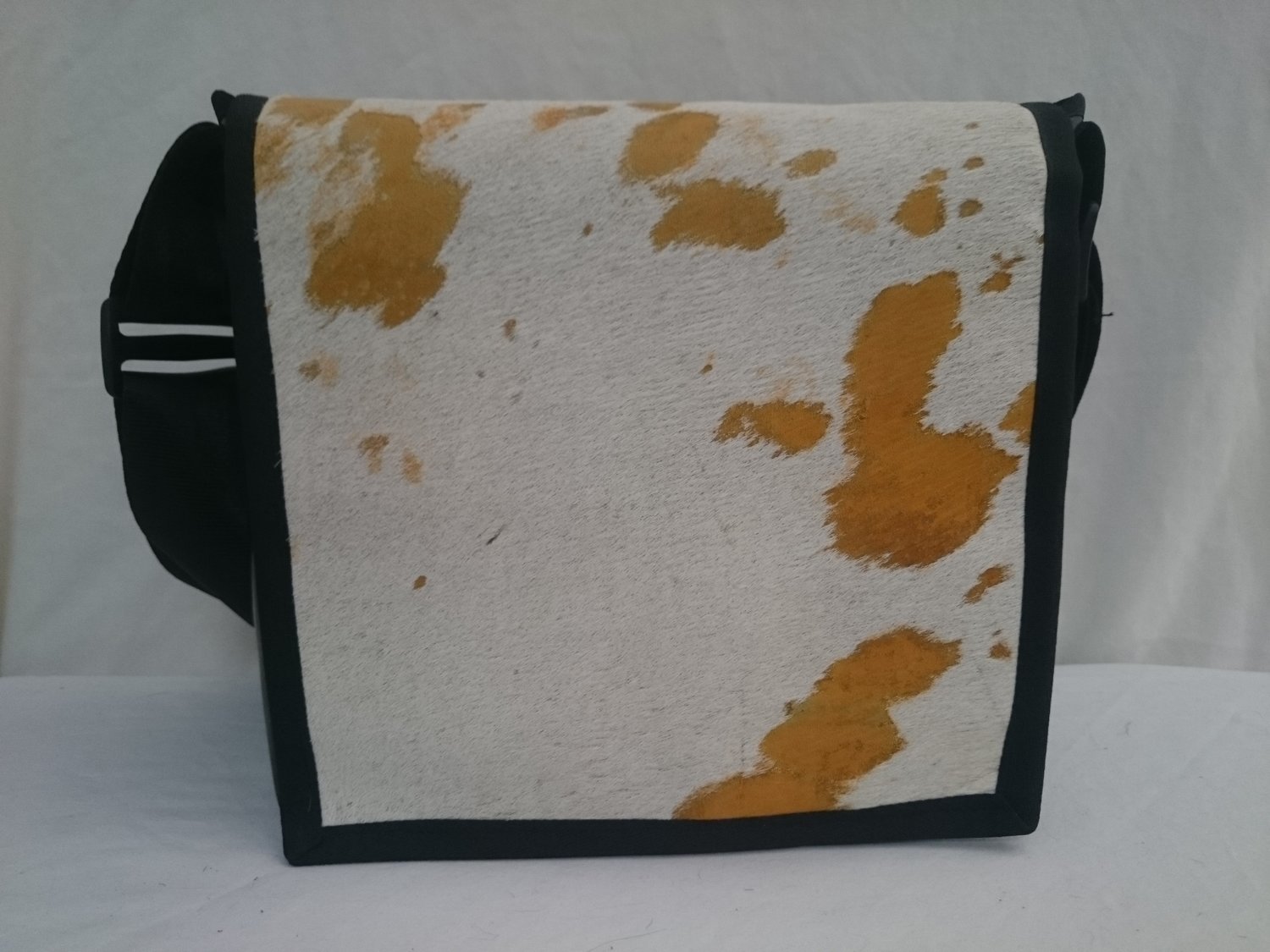 Handtasche klein / Stierfell weiss mit Muster in gelb ab