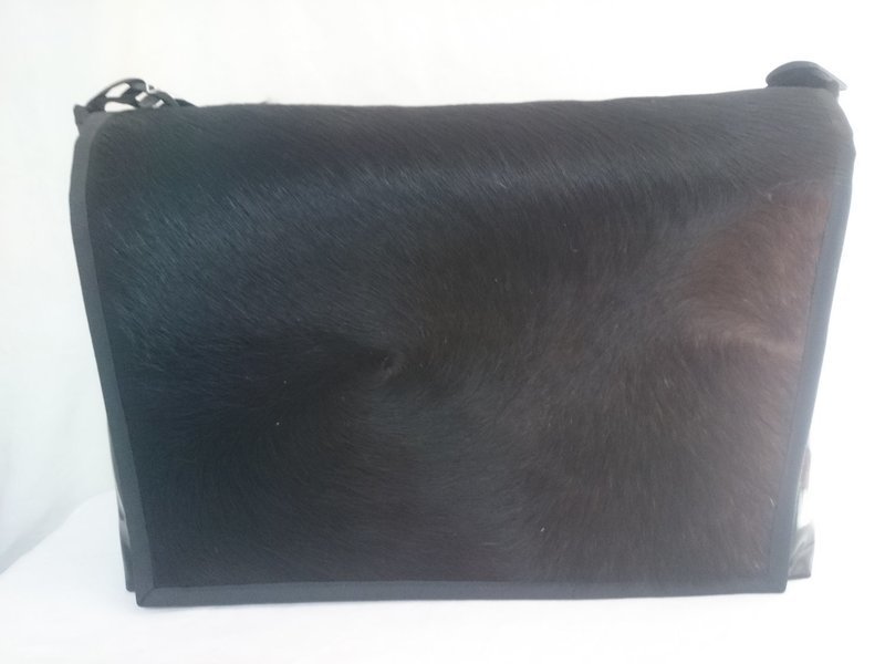 Handtasche/Laptoptasche/Wickeltasche Stierfell schwarz ab