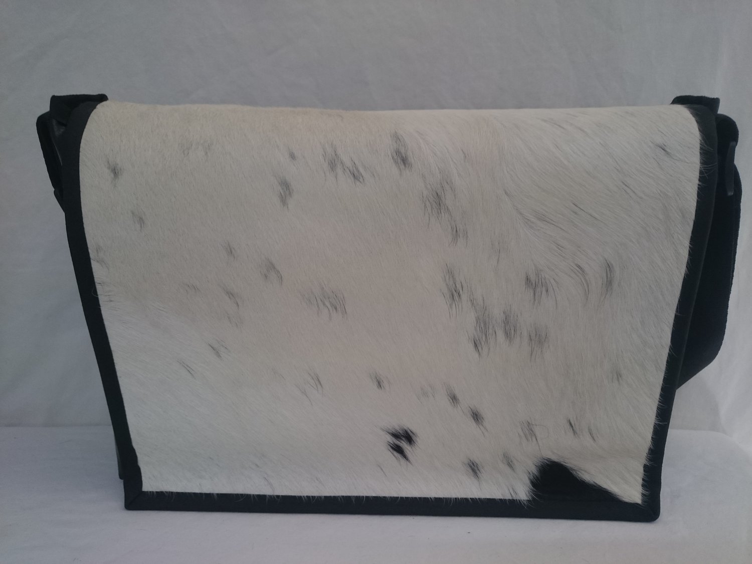 Handtasche gross Stierfell weiss mit wenigen schwarzen Punkten